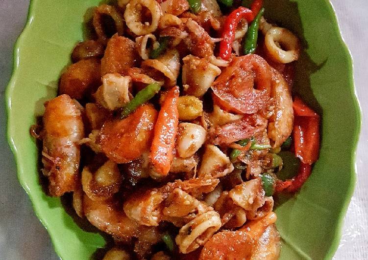 Bagaimana Menyiapkan Cumi mix Udang Mewek yang Enak