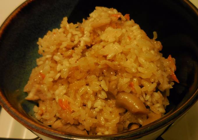 Recipe of Favorite Japanese Style Mixed Rice (鶏肉とキノコの炊き込みご飯)