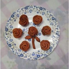 A picture of Beetroot rose mathri.