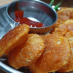 A picture of Crispy potato bhajiya.