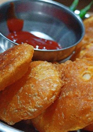 A picture of Crispy potato bhajiya.