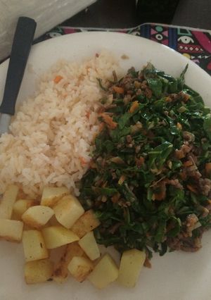 Una foto de Guiso de acelga y papas doradas