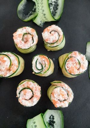 Una foto de Rollitos de pepino rellenos de crema de salmón ahumado (lowcarb)