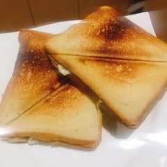 A picture of Sarin bread toast.