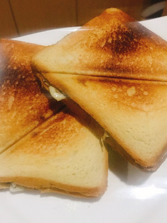 A picture of Sarin bread toast.