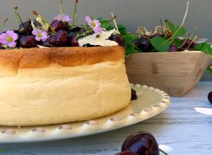 Foto de Cheesecake Japonês de Chocolate Branco com Cerejas