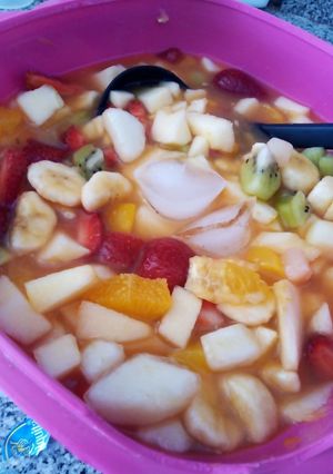 Una foto de Ensalada de frutas completa