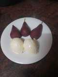 Peras al vino tinto con helado