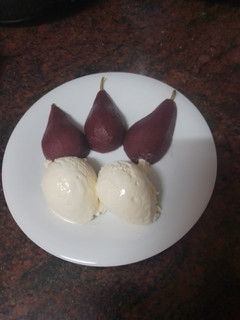 Una foto de Peras al vino tinto con helado