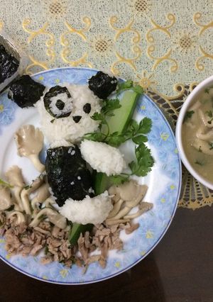 Hình của món Cơm gấu leo cây cho con.