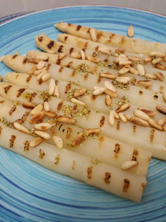 Una foto de Espárragos con piñones