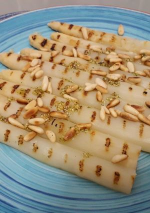 Una foto de Espárragos con piñones