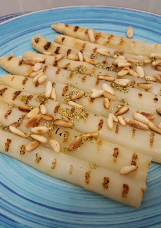 Una foto de Espárragos con piñones