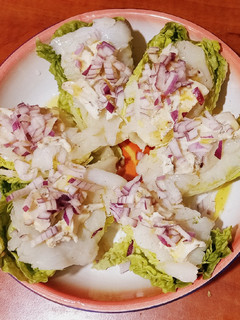 Una foto de Ensalada de cogollos con bacalao ahumado y queso