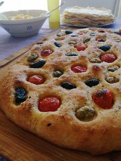 Foto di Focaccia morbidissima con lievito madre, pomodorini e olive