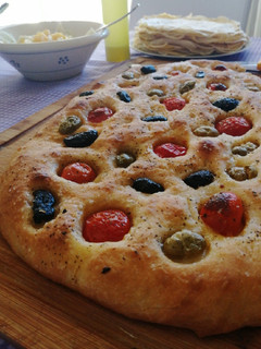 Foto di Focaccia morbidissima con lievito madre, pomodorini e olive