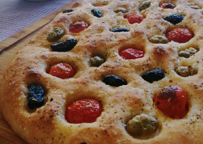 Focaccia morbidissima con lievito madre, pomodorini e olive