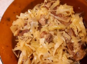 Una foto de Falso chucrut (pechito de cerdo con repollo blanco)