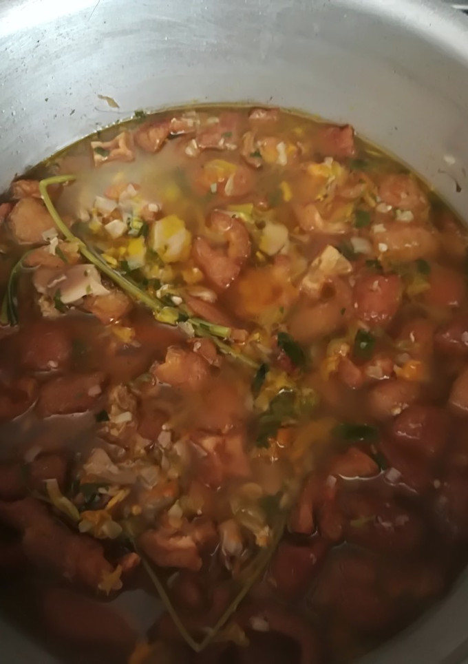 Una foto de Sopa de setas con flor de calabaza