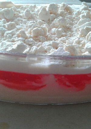 Una foto de Sabroso postre de crema pastelera y gelatina de frutilla