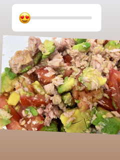 Una foto de Ensalada de atún, tomate & aguacate