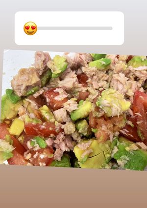Una foto de Ensalada de atún, tomate & aguacate