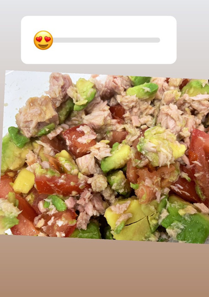 Una foto de Ensalada de atún, tomate & aguacate