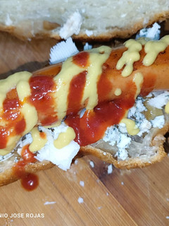 Una foto de Croissant con Frankfurt picante y queso de Cabrales