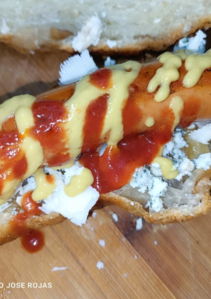 Una foto de Croissant con Frankfurt picante y queso de Cabrales