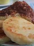 Desayuno arepas con queso y tortilla española