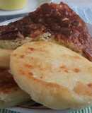Desayuno arepas con queso y tortilla española