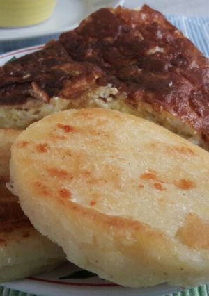 Una foto de Desayuno arepas con queso y tortilla española