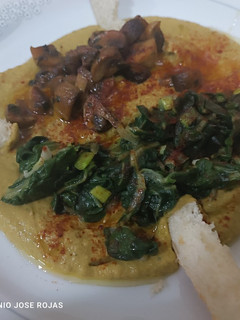 Una foto de Hummus de acelgas con champiñones