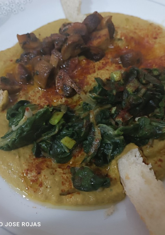 Una foto de Hummus de acelgas con champiñones