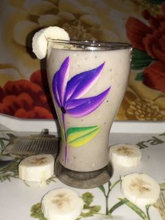 बनाना स्मुदी (Banana Smoothie Recipe In Hindi) रेसिपी मुख्य फोटो