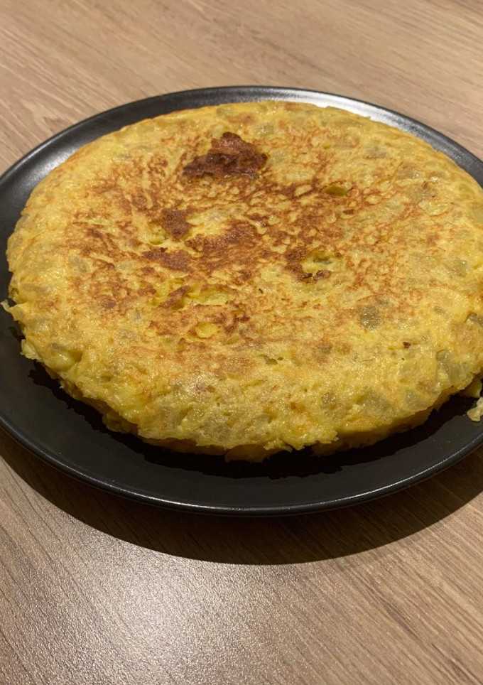 Una foto de Tortilla de patata y cebolla con trucos explicados
