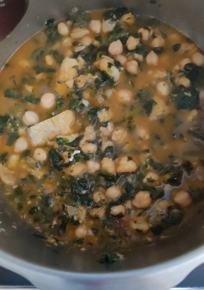 Una foto de Guiso de garbanzos con bacalao y espinacas