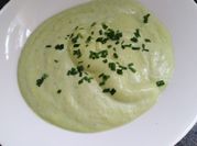 Una foto de sopa de ciboulette