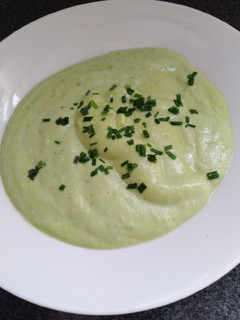 Una foto de Gazpacho de palta y menta.(sopa fría)