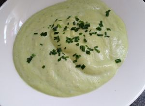 Una foto de Gazpacho de palta y menta.(sopa fría)
