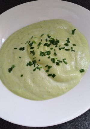Una foto de Gazpacho de palta y menta.(sopa fría)