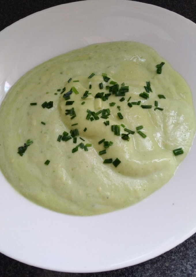 Una foto de Gazpacho de palta y menta.(sopa fría)