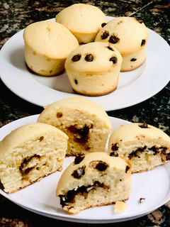 Una foto de Muffins rellenos de dulce de leche y chips de chocolate