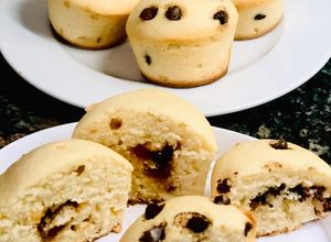 Una foto de Muffins rellenos de dulce de leche y chips de chocolate