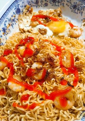 Hình của món Mì Gói Khô + Tôm Trứng.