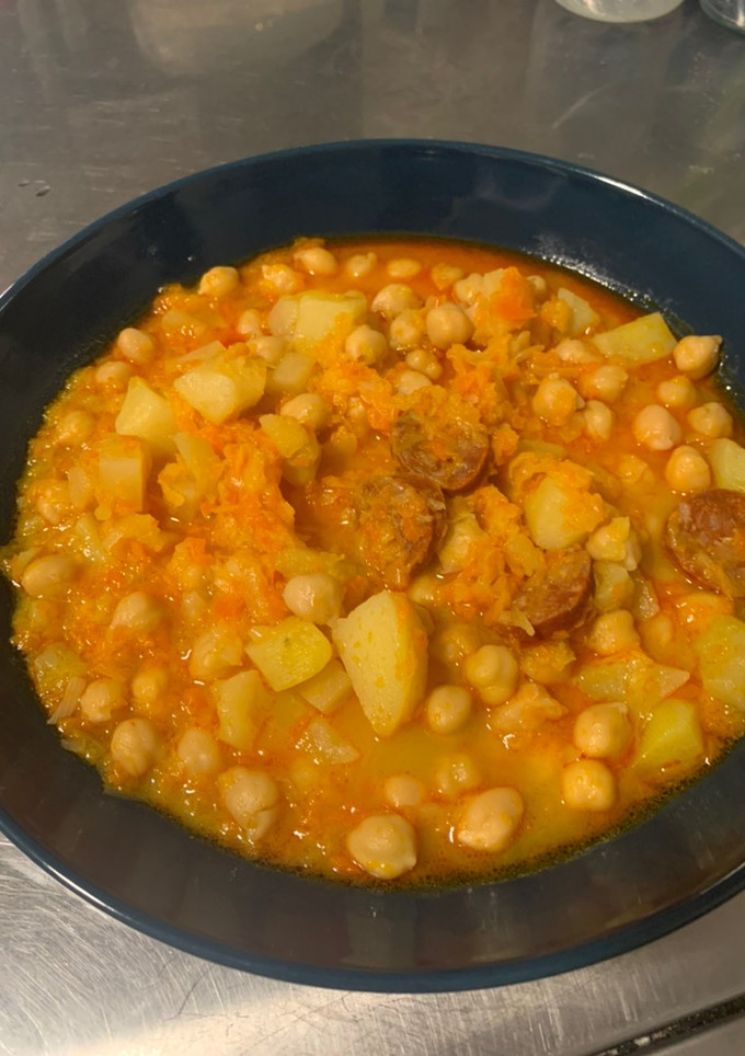 Una foto de Garbanzos con chorizo mambo