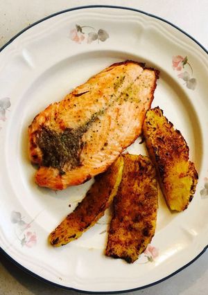 Una foto de Salmon a la pimienta con piña asada