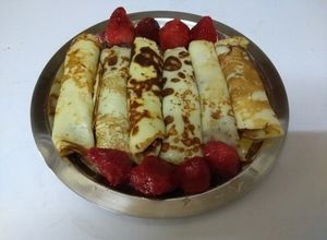 صورة لوصفة لفائف الكريب بمربى الفراولة