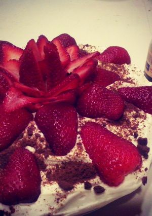 Una foto de Chocotorta con frutillas y crema