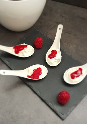 Une photo de °Faisselle sur coulis de framboise°